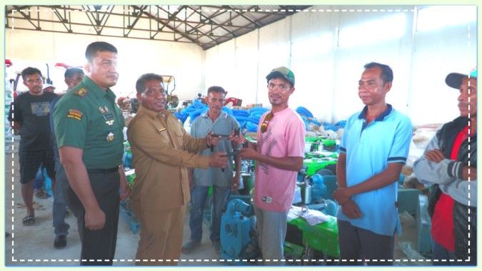 Pj. Bupati Rote Ndao Kembali Menyerahkan Bantuan 8 Traktor dan 25 Mesin Pompa Air Kepada Masyarakat