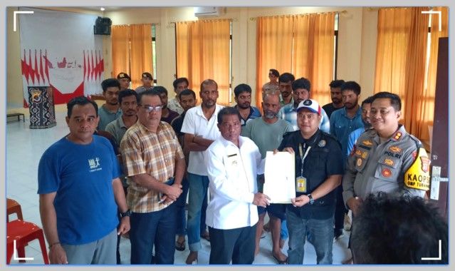 15 WNA Asal Bangladesh Yang Terdampar Di Rote Ndao Diberangkatkan ke Kupang