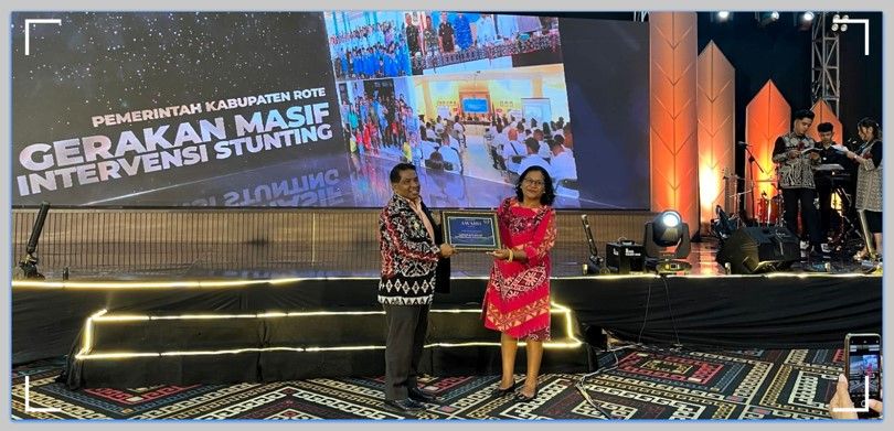 Pj. Bupati Rote Ndao Menerima Penghargaan Gerakan Masif Intervensi Stunting Dalam Pos Kupang Award 2024