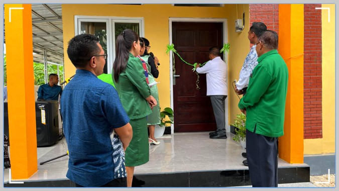 Pj. Bupati Rote Ndao Meresmikan Rumah Pastori II Jemaat GMIT Efata Lekioen