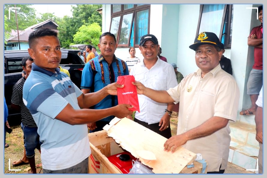 Pj. Bupati Rote Ndao Menyerahkan Paket Bantuan Alat Perikanan dan Pertanian