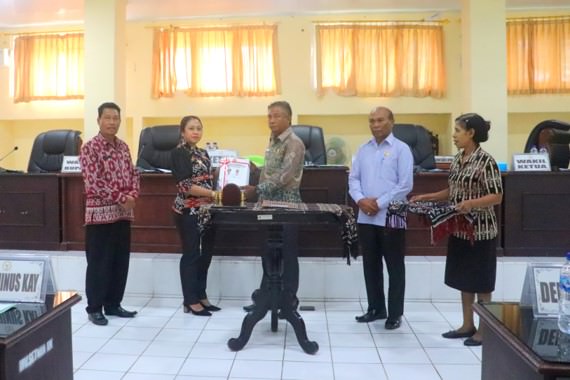 Gelaran Rapat Paripurna DPRD, Wabup Rote Ndao Menyerahkan LKPJ Tahun 2024