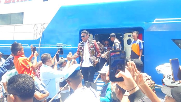 Disambut Ribuan Masyarakat, Bupati dan Wabup Nyatakan Siap Beri Diri Untuk Rote Ndao