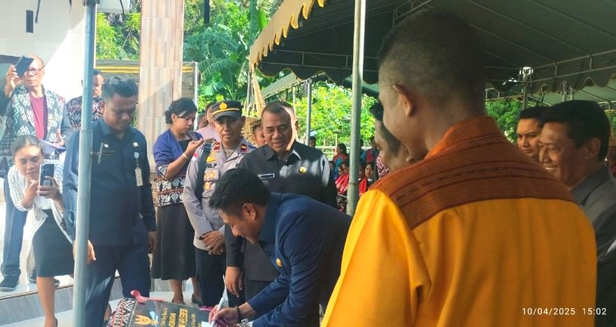 Bupati Rote Ndao dan Ketua Sinode GMIT Resmikan Gereja Elim Helebeik dan Syukur Pemandirian Mata Jemaat Lole Tengah