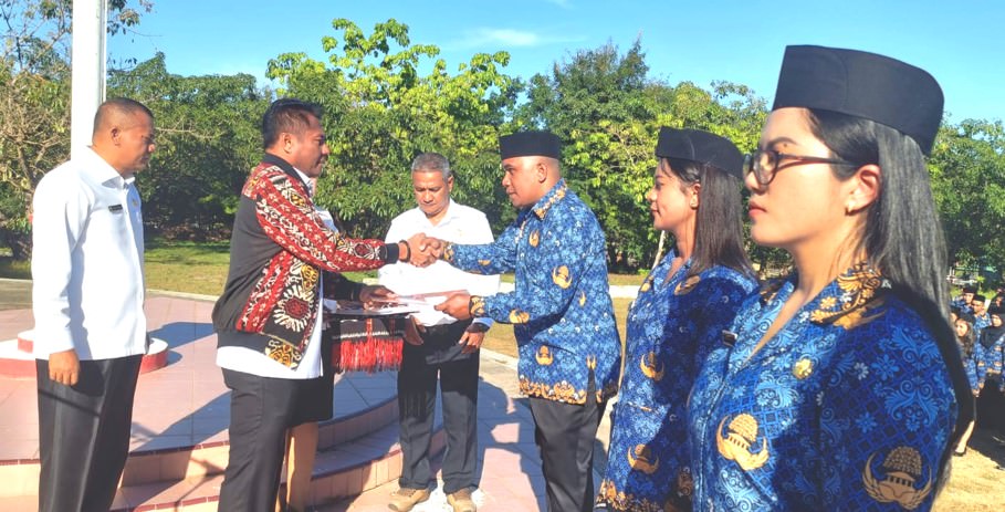 Bupati Rote Ndao Menyerahkan SK 414 CPNS Formasi 2024
