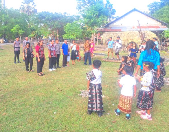 Hadiri Pelepasan Siswa TK Bogenvil Lalukoen, Wabup Rote Ndao Beri Bingkisan Kasih