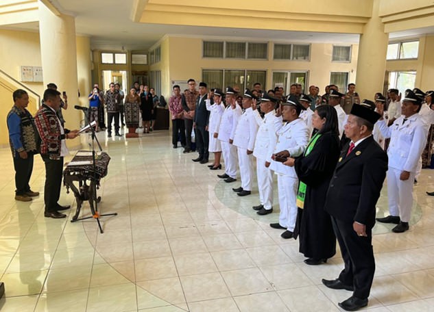 Bupati Rote Ndao Melantik 13 Penjabat Kepala Desa: Ingatkan Integritas dan Pelayanan Kepada Masyarakat