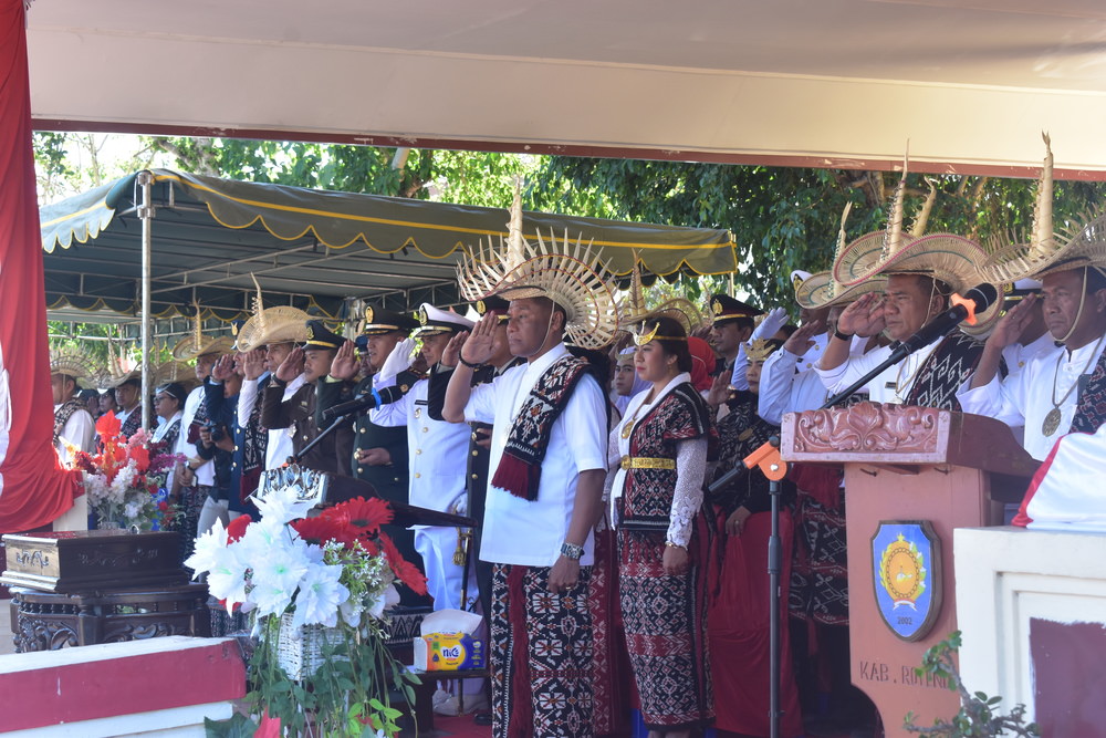 Peringati HUT RI ke 80, Bupati Rote Ndao Memimpin Upacara Pengibaran Bendera