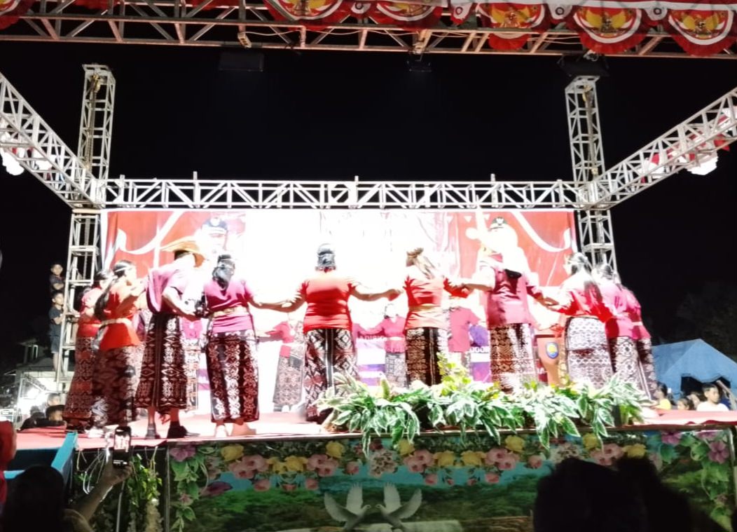 Tarian Kebalai SD Inpres Mokdale dan Line Dance SMAN 1 Lobalain Meriahkan Malam Keempat Pameran dan Expo UMKM 2025