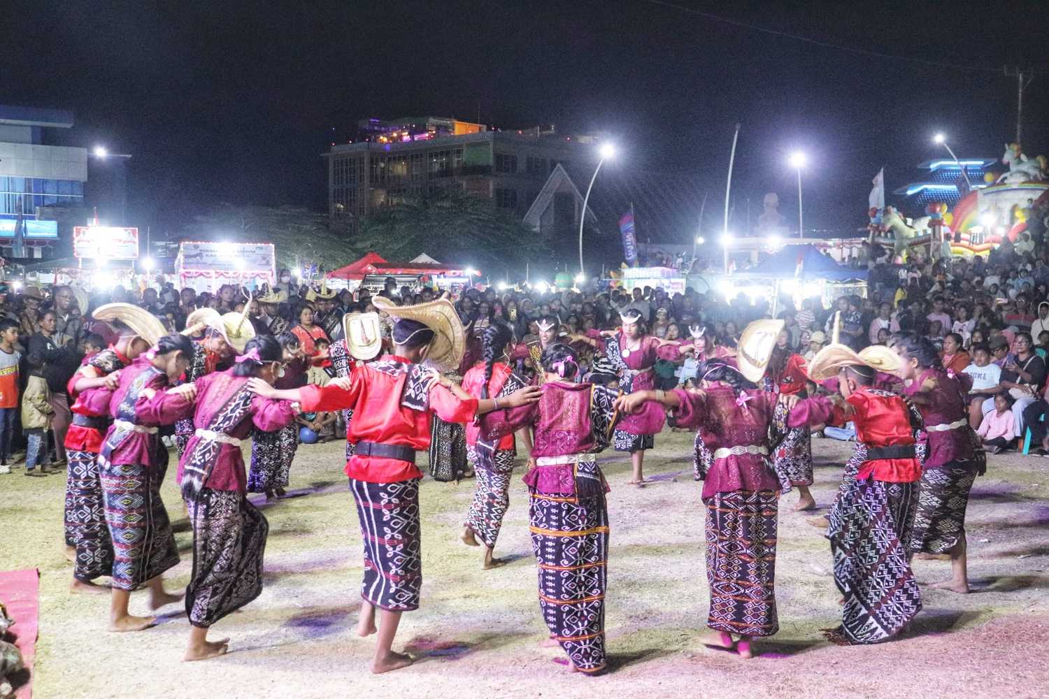 Bupati Rote Ndao Menyaksikan Semarak Festival Rote Malole 2025