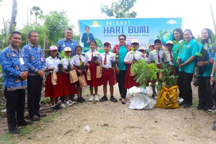 Hari Bumi 2025: PKK Rote Ndao Dorong Kepedulian Lingkungan Lewat Gerakan Tanam Pohon