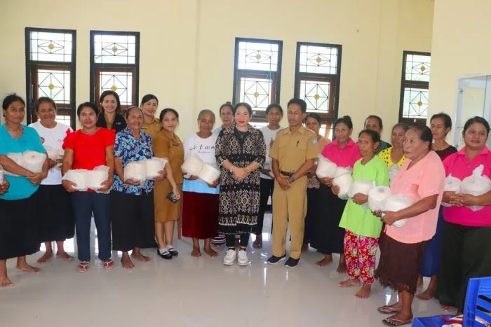 Sentra IKM Tenun Ikat Rote Ndao Terima Bantuan Benang, Ketua Dekranasda Dorong Produk Masuk NTT Mart