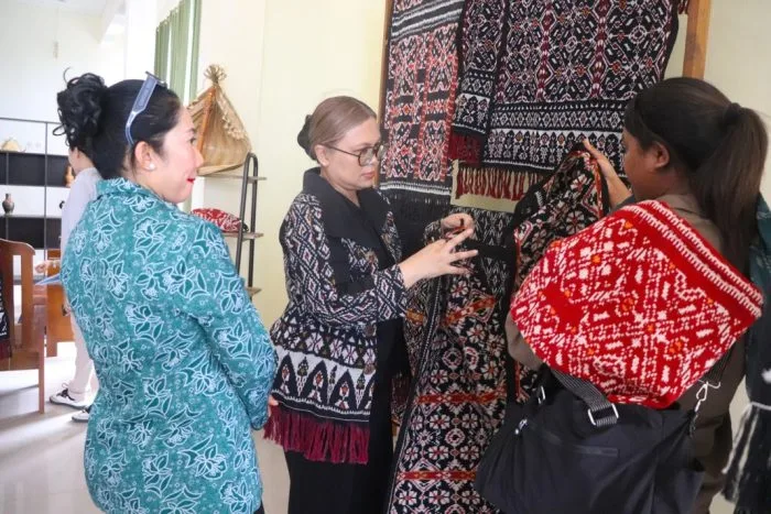 PKK NTT Dukung UMKM Rote Ndao: Staf Ahli Tinjau Produk,  Peluang Pasar Lewat NTT Mart
