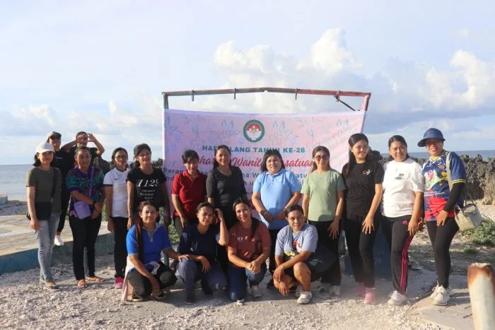 Peringati HUT ke-26 dan Hari Bumi, DWP Rote Ndao Bersihkan Kawasan Pantai Tiang Bendera