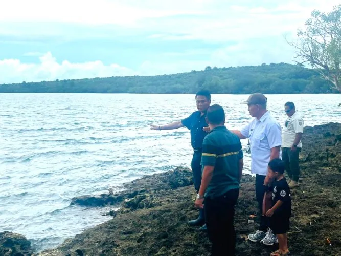 Pasca Pertemuan dengan Kementerian KP dan BUMN, Bupati Rote Ndao Tinjau Lokasi Persiapan Pembangunan Jobber BBM