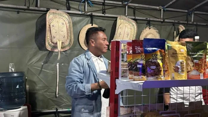 Bupati  Paulus Henuk Tinjau Geliat UMKM pada Hari Ketiga Pameran HUT ke-24  Kabupaten Rote Ndao