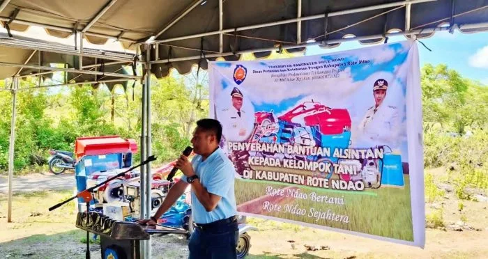 Bupati Paulus Henuk Serahkan Bantuan Alat dan Mesin Pertanian kepada Kelompok Tani di Rote Ndao