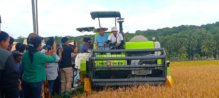 Bupati Rote Ndao Serahkan Bantuan Combine Harvester dan Panen Raya Bersama Masyarakat di Kompleks Persawahan Kapasiok