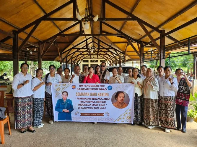 TP PKK Rote Ndao Gelar Aksi Sosial dan Bersih Pantai di Momentum Hari Kartini