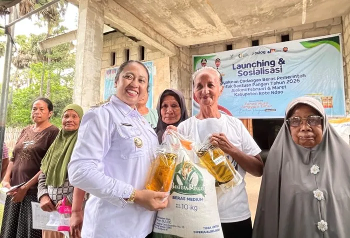 Wabup Rote Ndao Menyerahkan Bantuan Pangan Saat Launching Penyaluran Cadangan Beras Pemerintah Alokasi Februari - Maret 2026