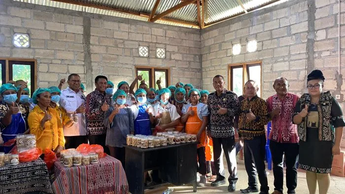 Pemkab Rote Ndao Dorong Ekonomi Kreatif Desa Lewat Pelatihan dan Pameran Snack Khas “Tenteng Kacang Lena/Wijen   