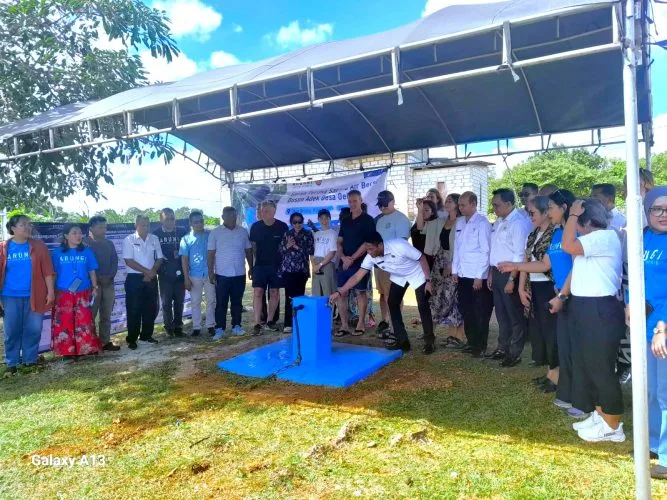 Bersama Donatur dan Arungi, Bupati Rote Ndao Tinjau Sarana Air Bersih dan Kebun Gizi Program Rote Malole