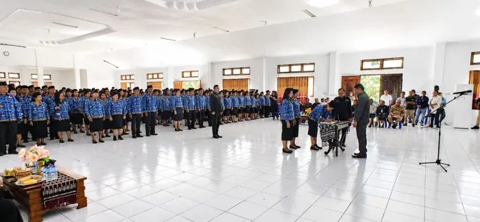 Bupati Rote Ndao Menyerahkan SK Pengangkatan 471 PPPK Paruh Waktu Formasi 2025