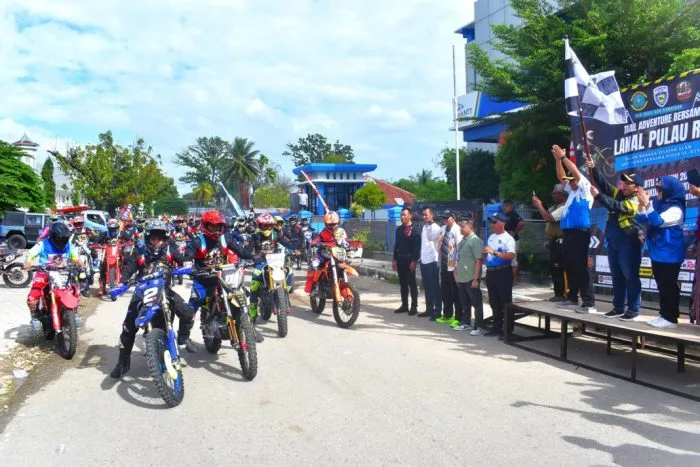 Wabup Rote Ndao Lepas Peserta Trail Adventure Jelajah Alam Rote Ndao, Libatkan 130 Rider Lokal dan Mancanegara