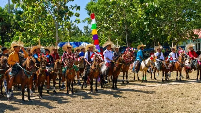 Semarak Festival Hus Nde'o, 300 Peserta Tampilkan Atraksi Kuda Hias Pukau Ribuan Pengunjung